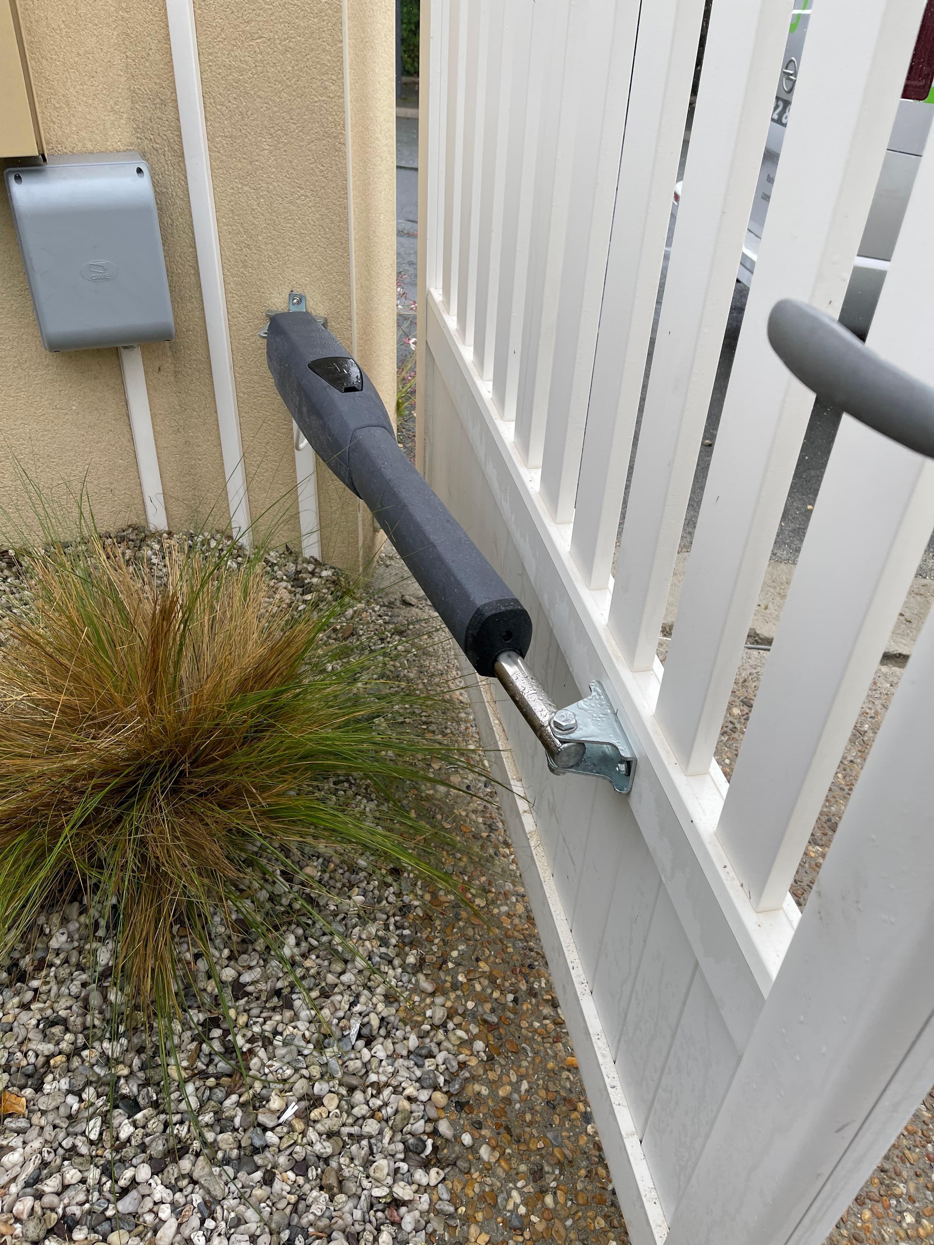Détail d’un bras de motorisation sur un portail