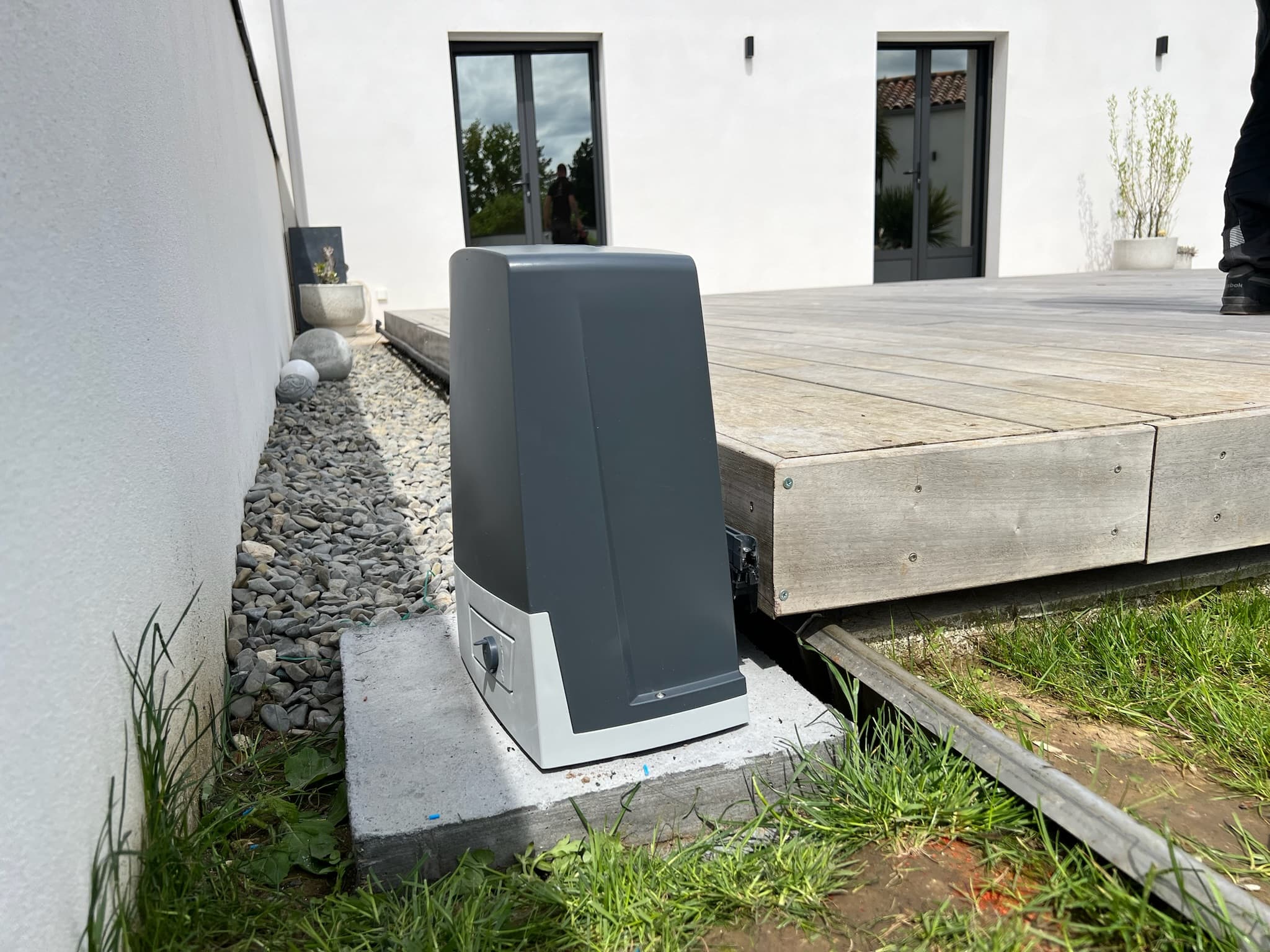 Motorisation de portail coulissant installée en extérieur