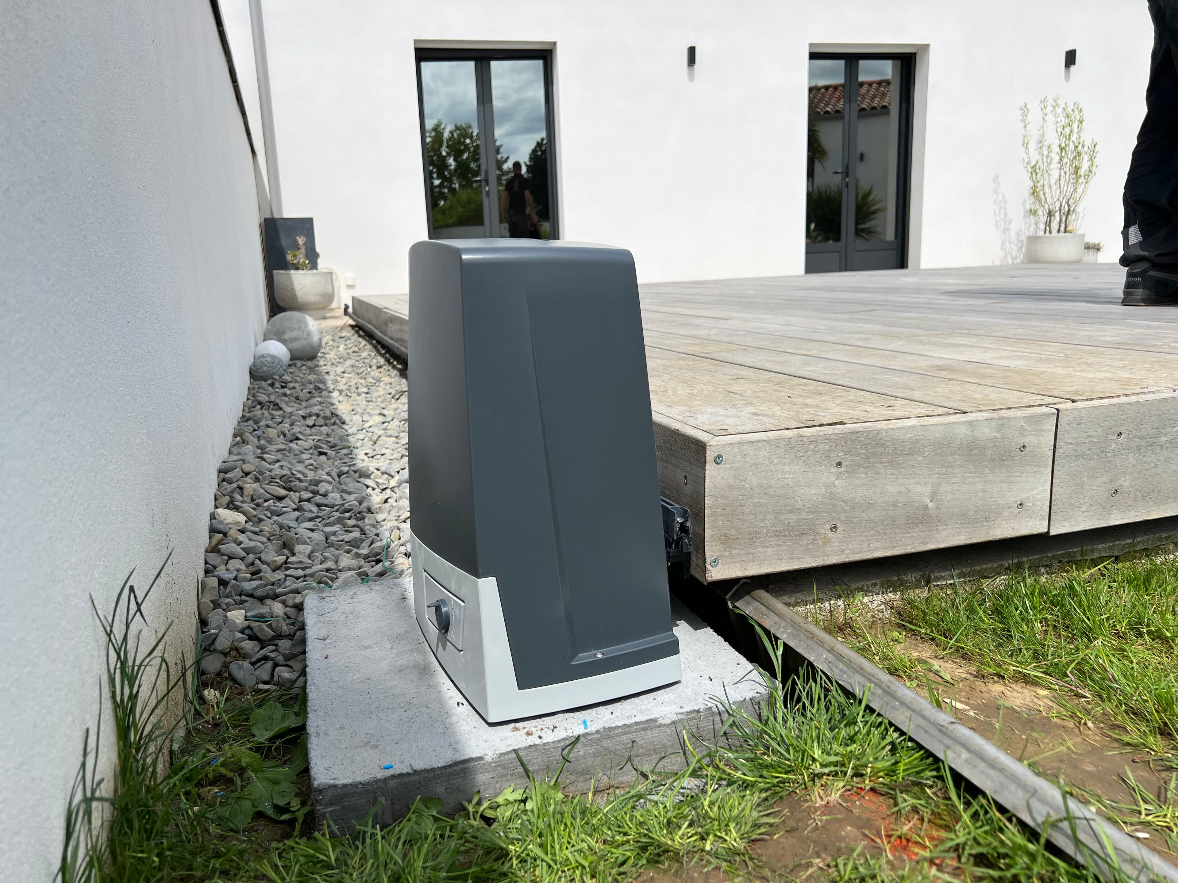 Motorisation de portail coulissant installée en extérieur