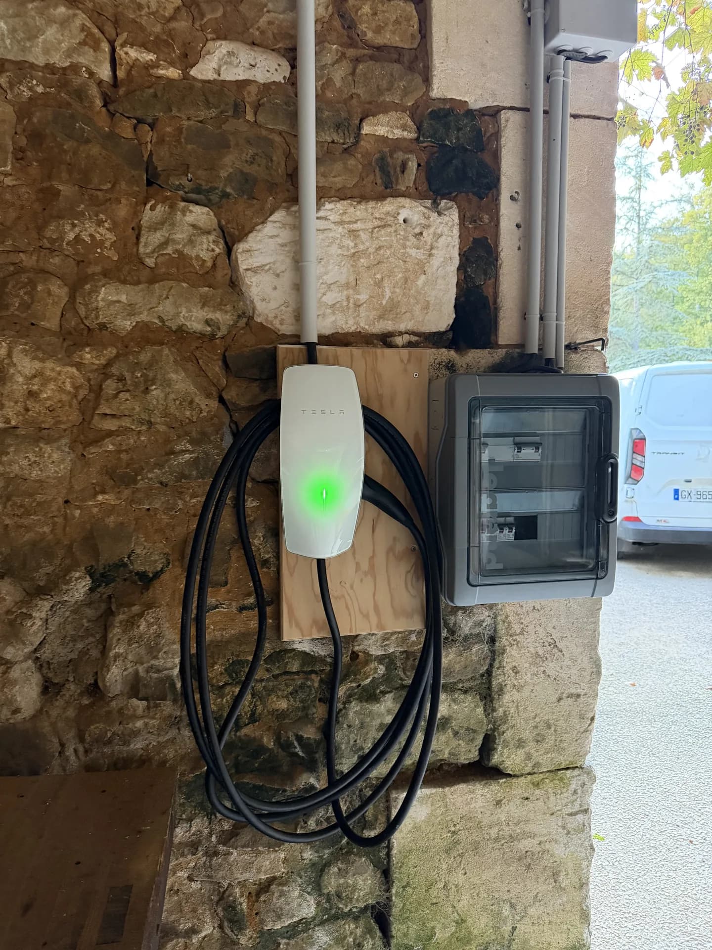 Borne de recharge murale et coffret électrique dédié