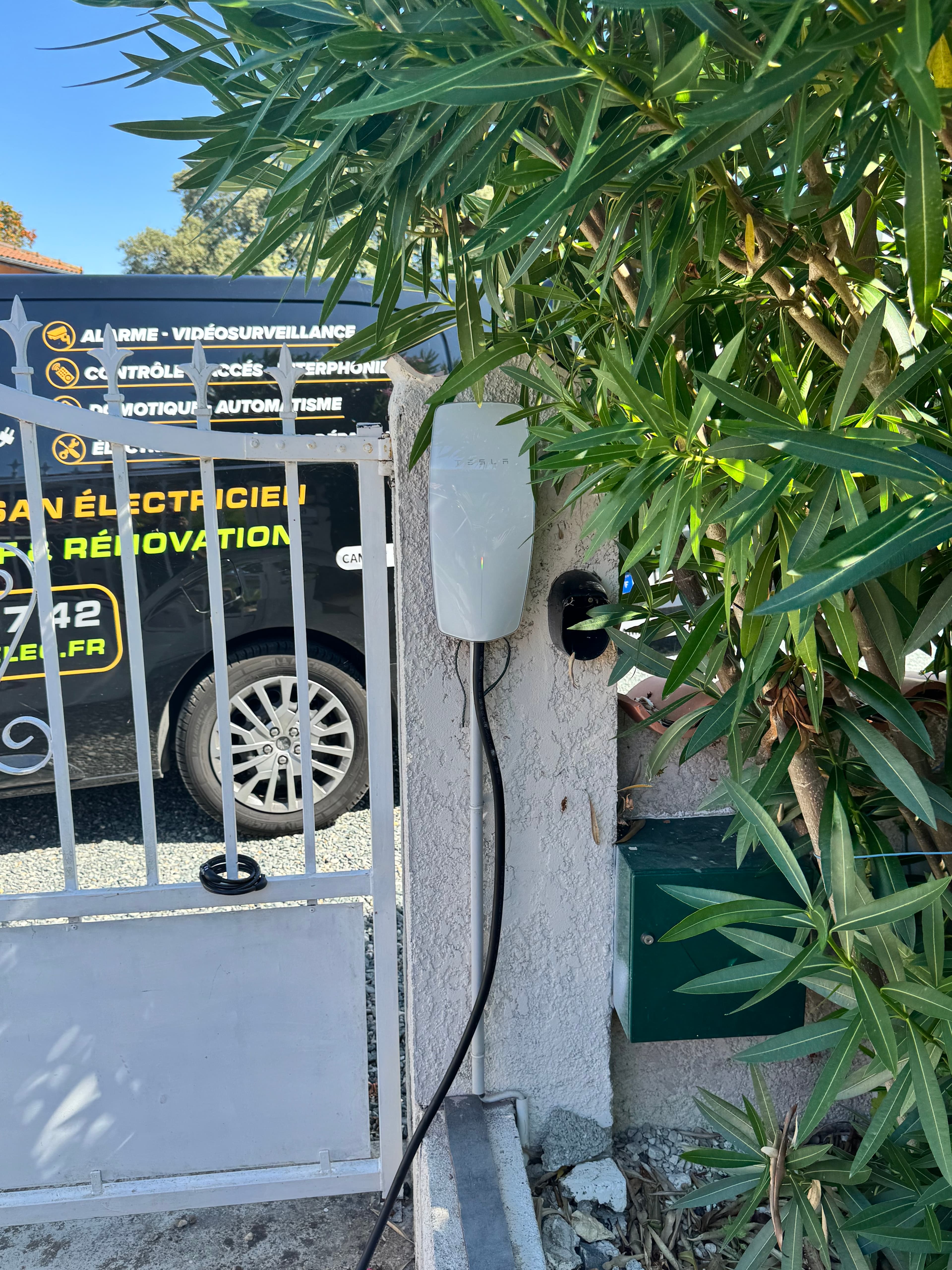 Borne de recharge extérieure avec son câble de raccordement