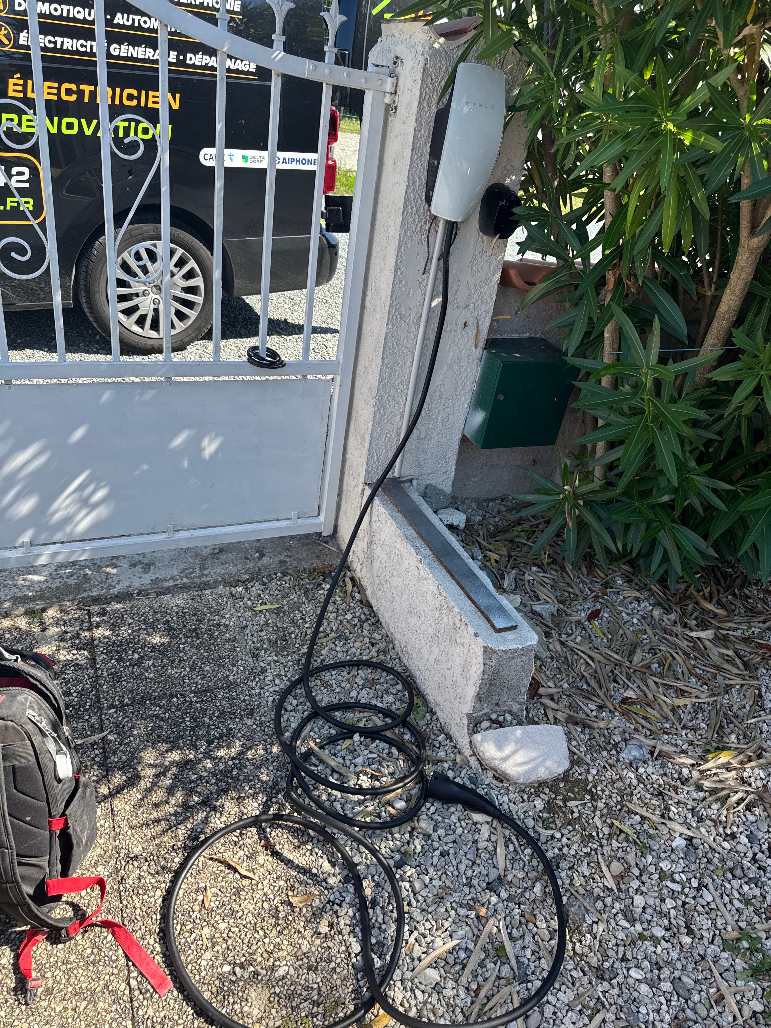 Borne de recharge installée sur un mur extérieur
