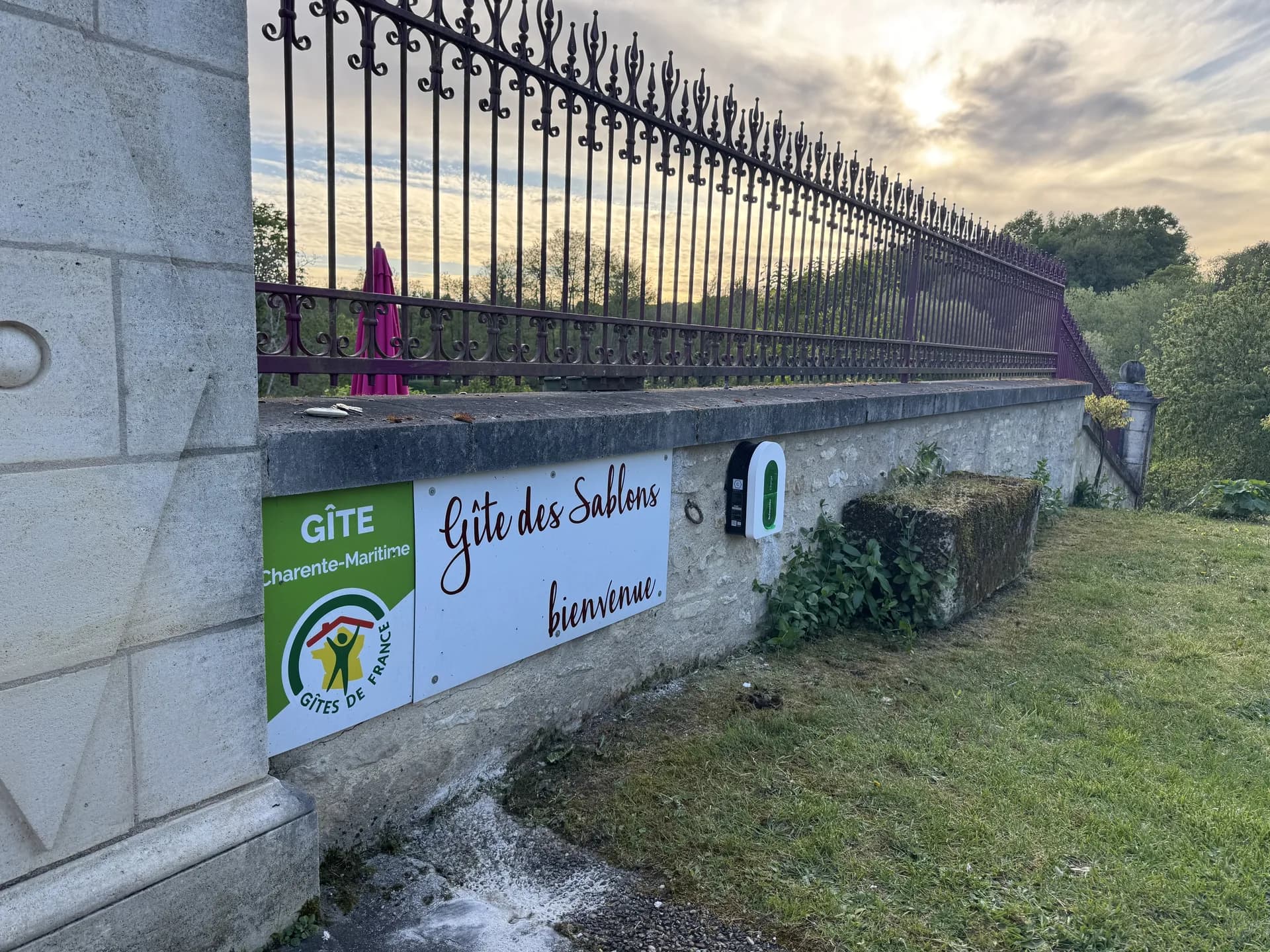 Borne de recharge installée par AD ELEC en Charente-Maritime
