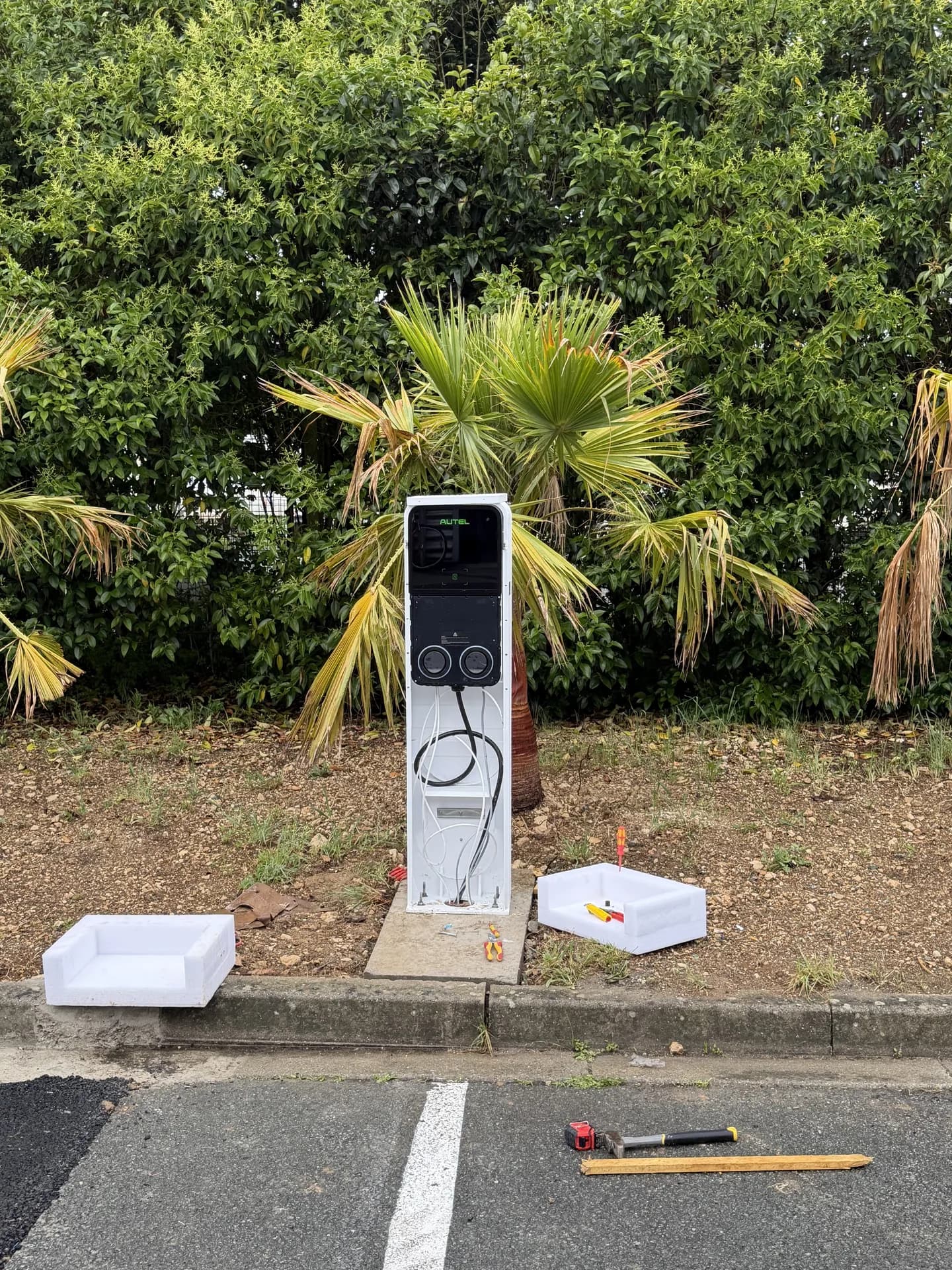 Câblage intérieur d’un piédestal de recharge