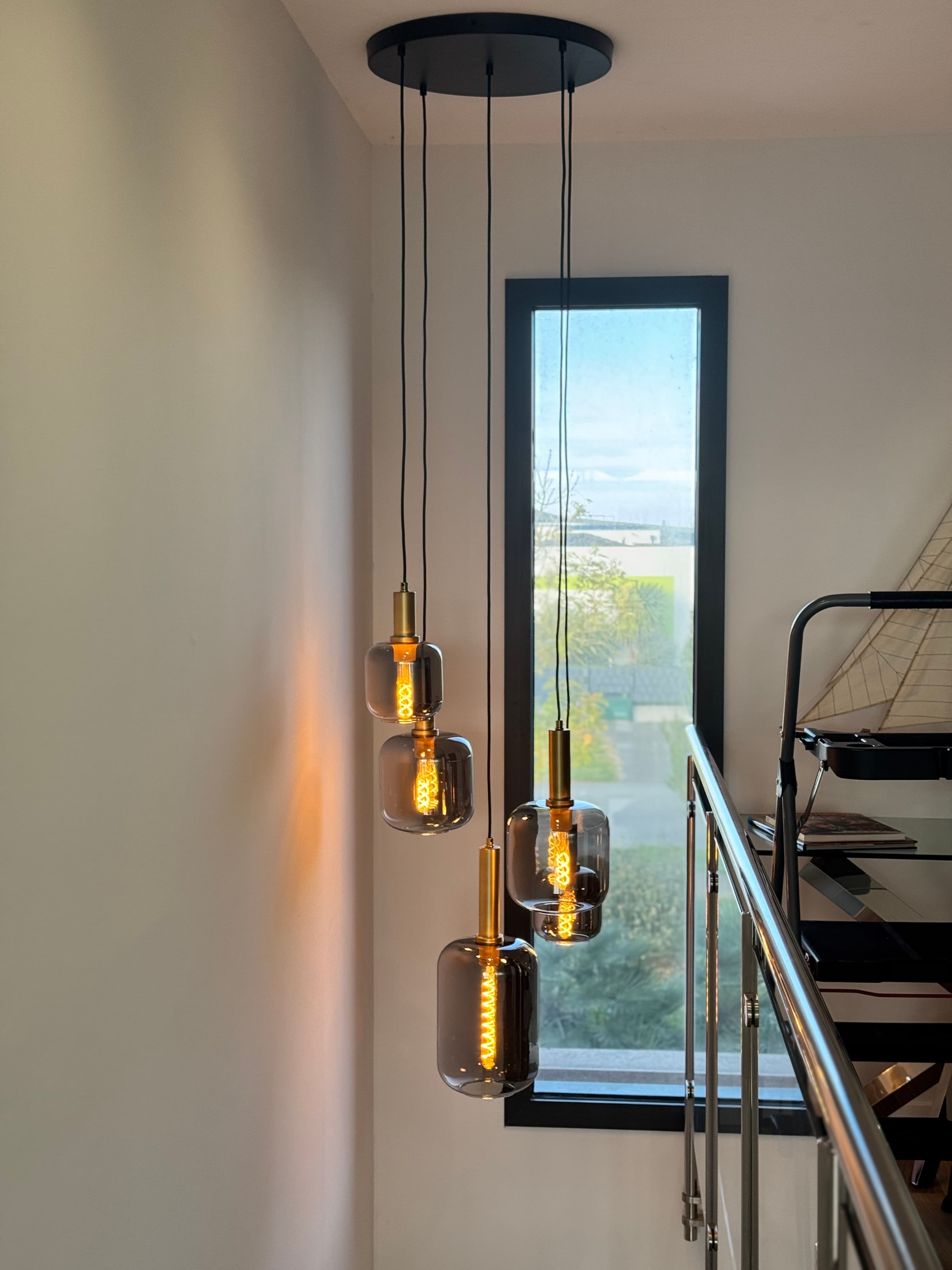 Suspensions lumineuses allumées dans un intérieur