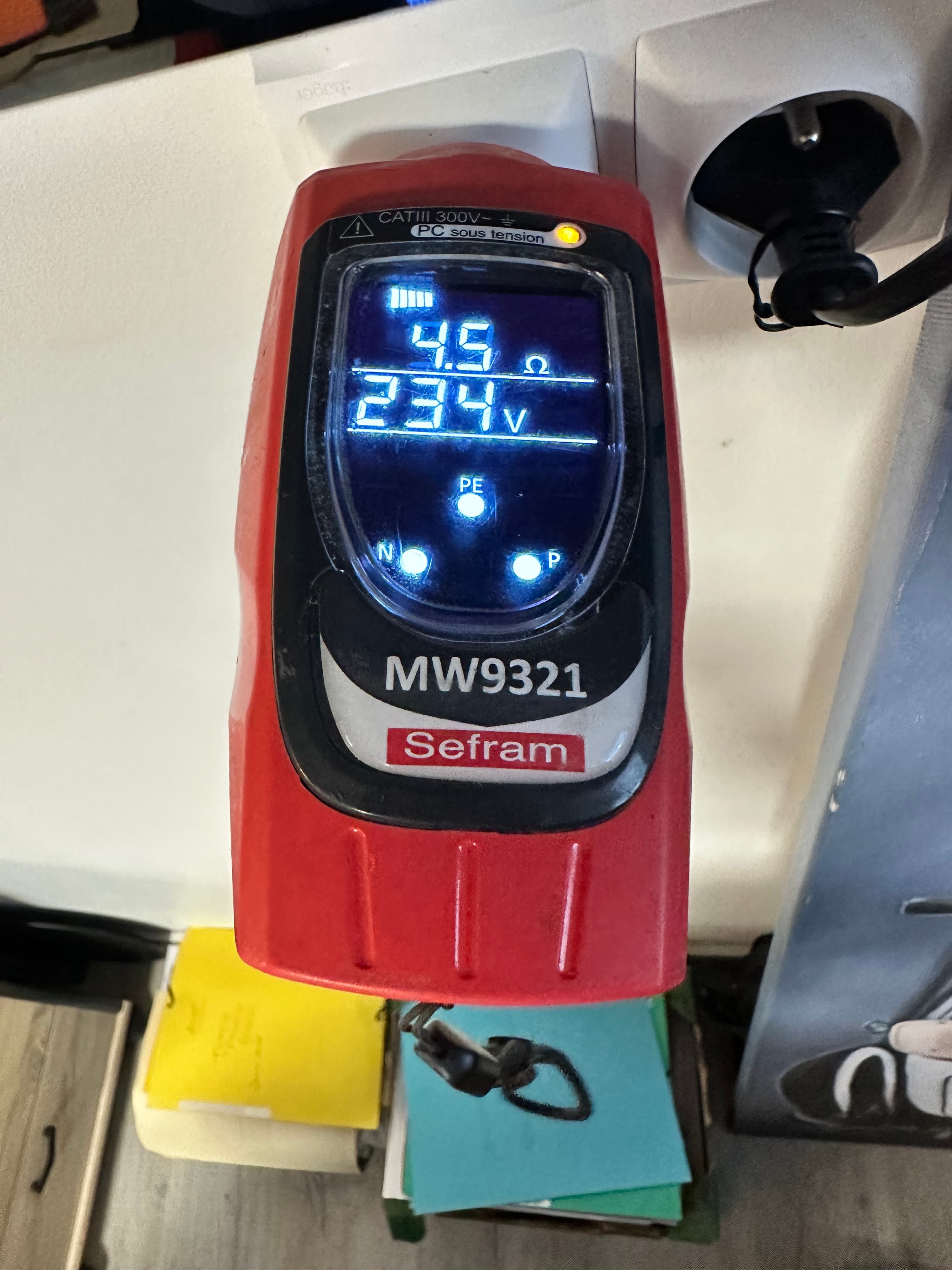 Appareil de mesure contrôlant une tension sur une prise électrique