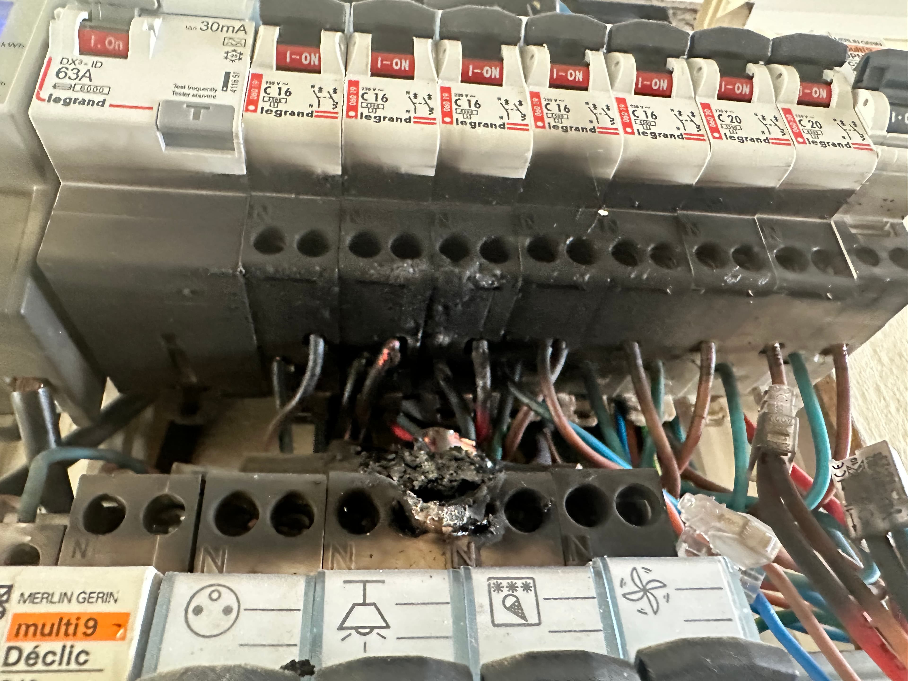 Connexions d’un tableau électrique marquées par un échauffement