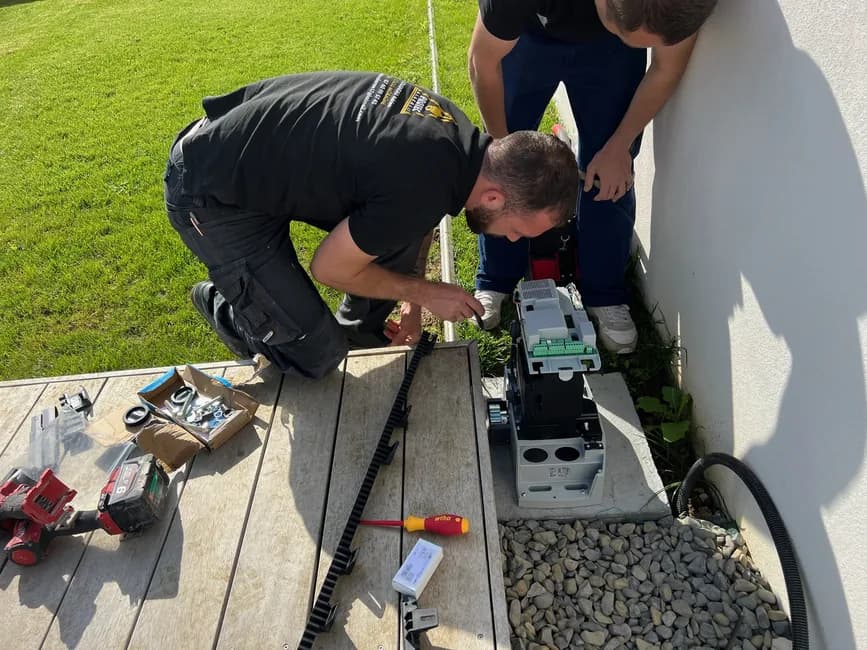 Technicien AD ELEC intervenant sur un automatisme de portail