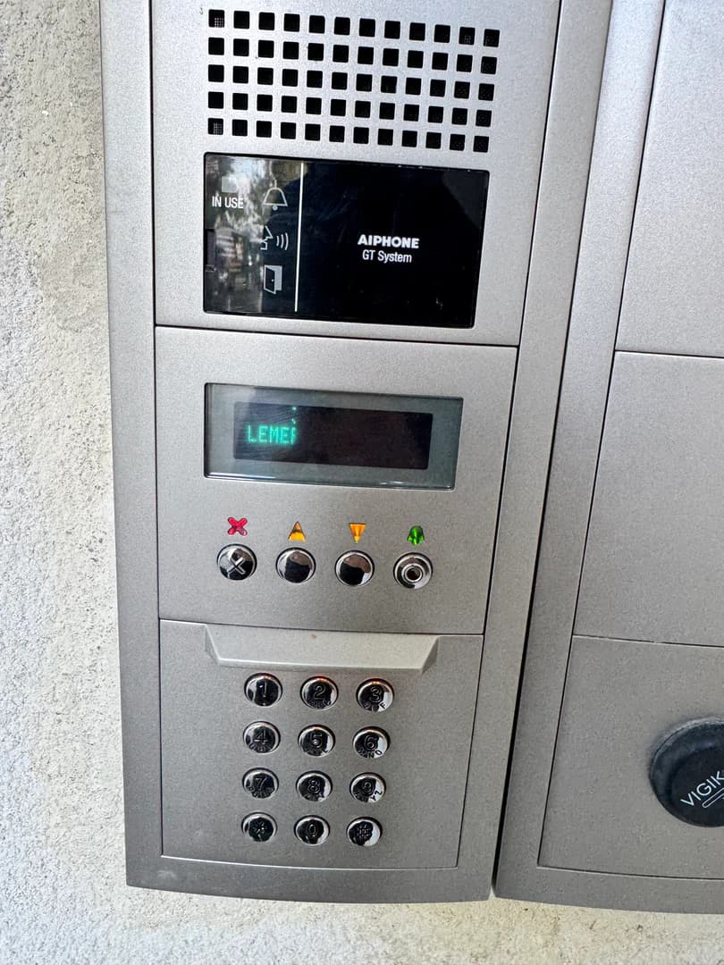 Interphone de façade pour interroger un visiteur à l'entrée