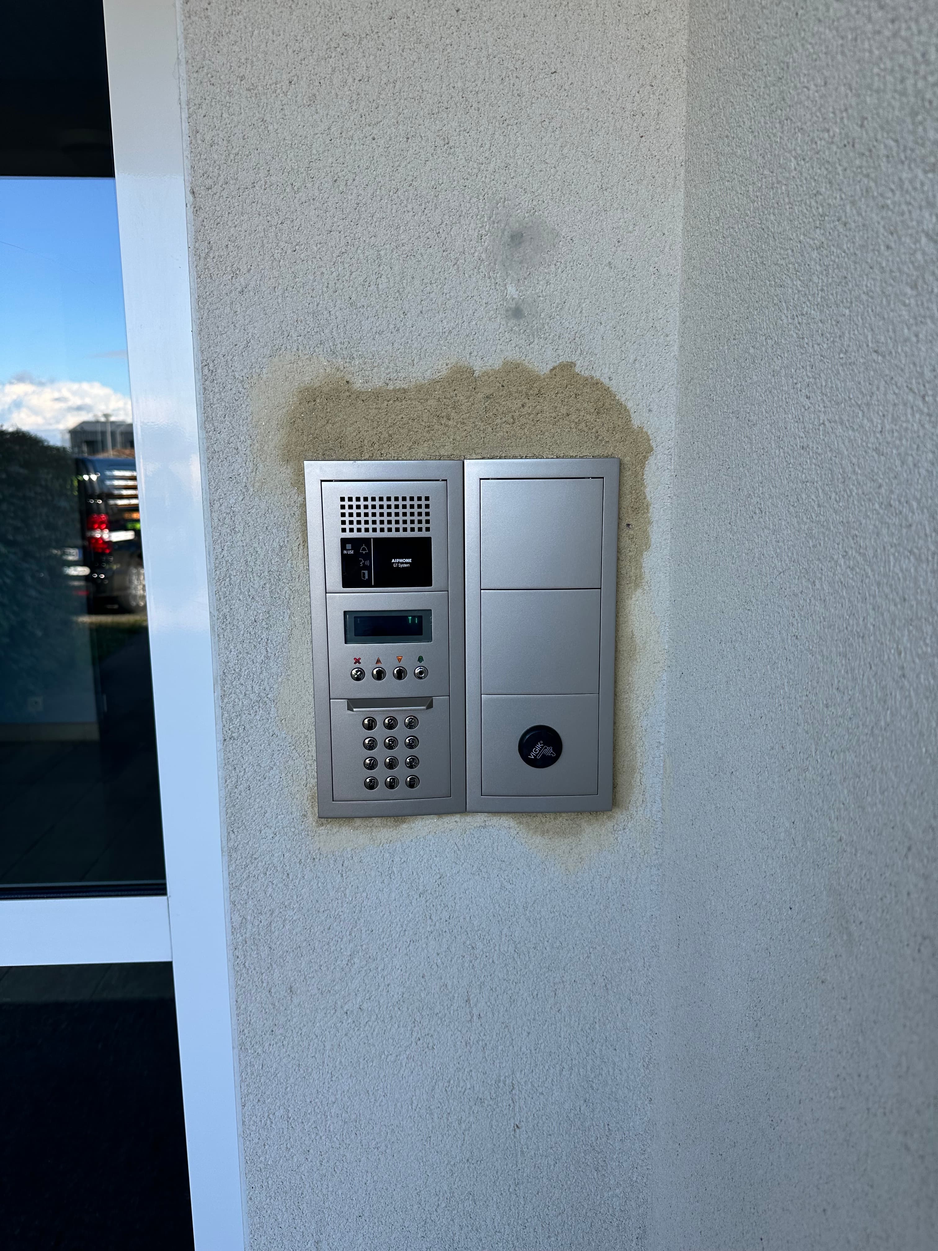 Platine d’interphone avec clavier et lecteur installée sur un mur