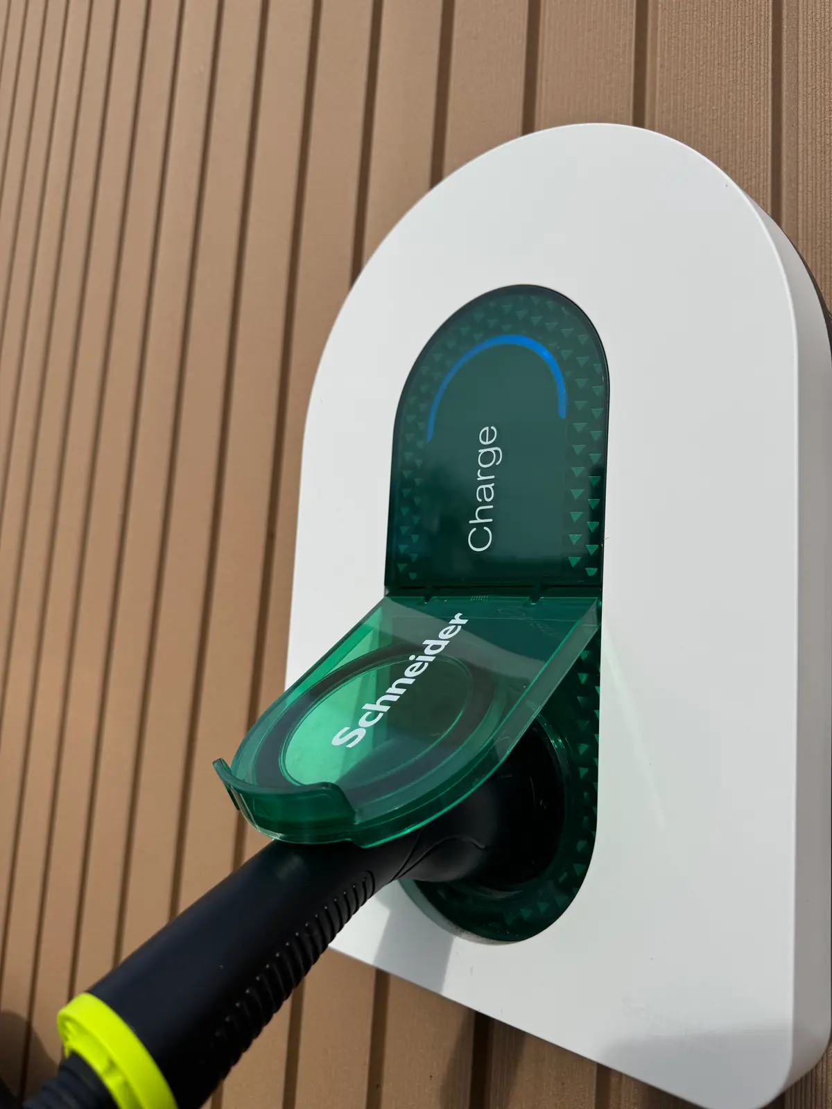Borne de recharge électrique installée sur un mur extérieur