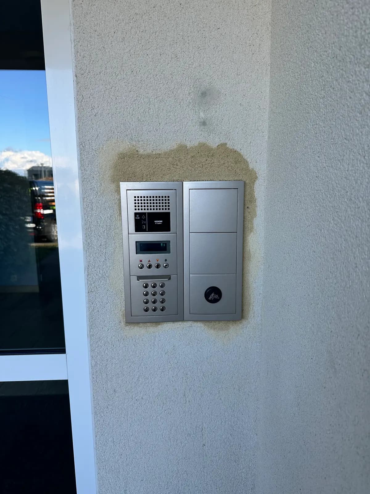Interphone installé sur une façade