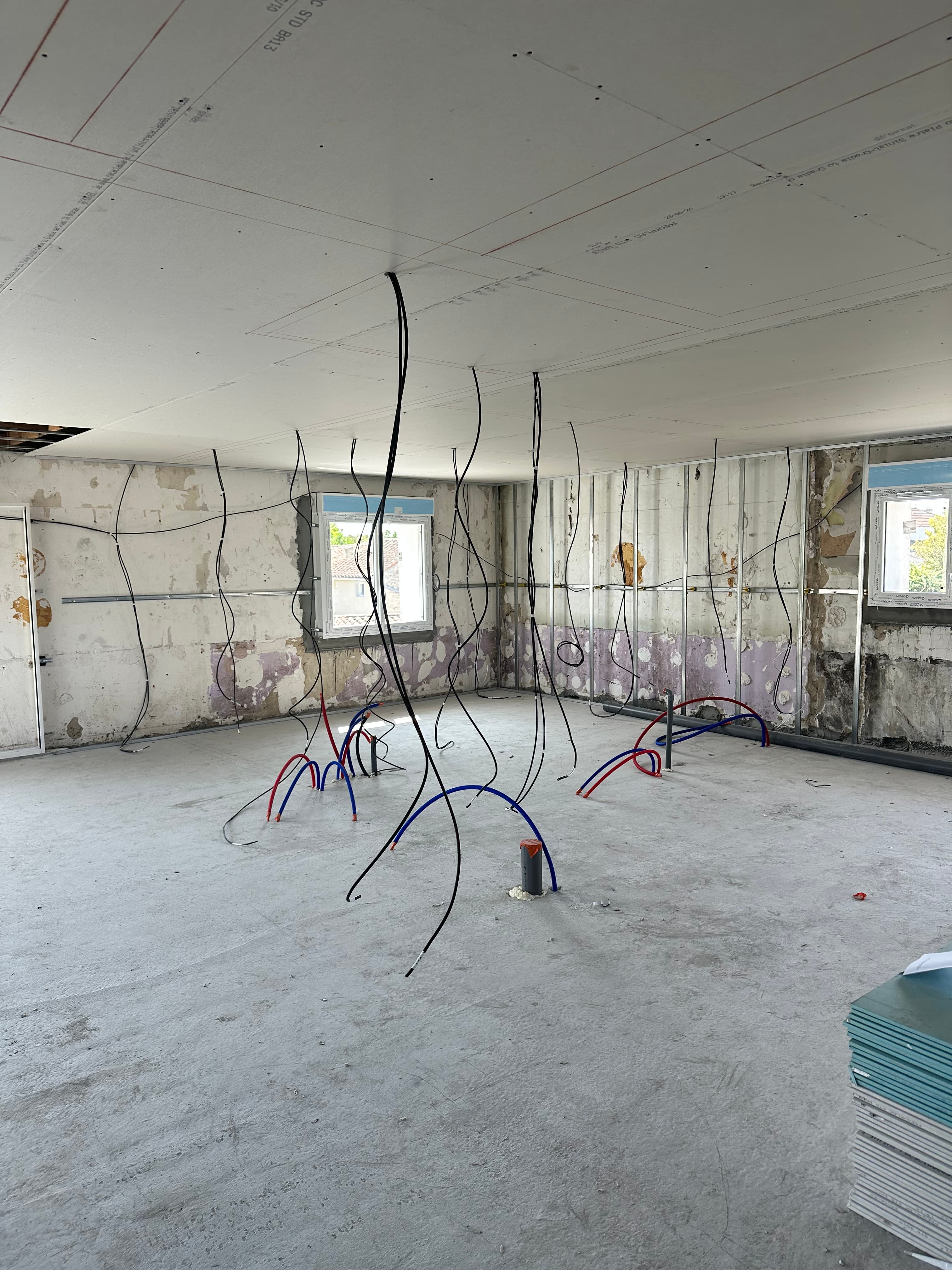 Câbles en attente dans un intérieur en rénovation