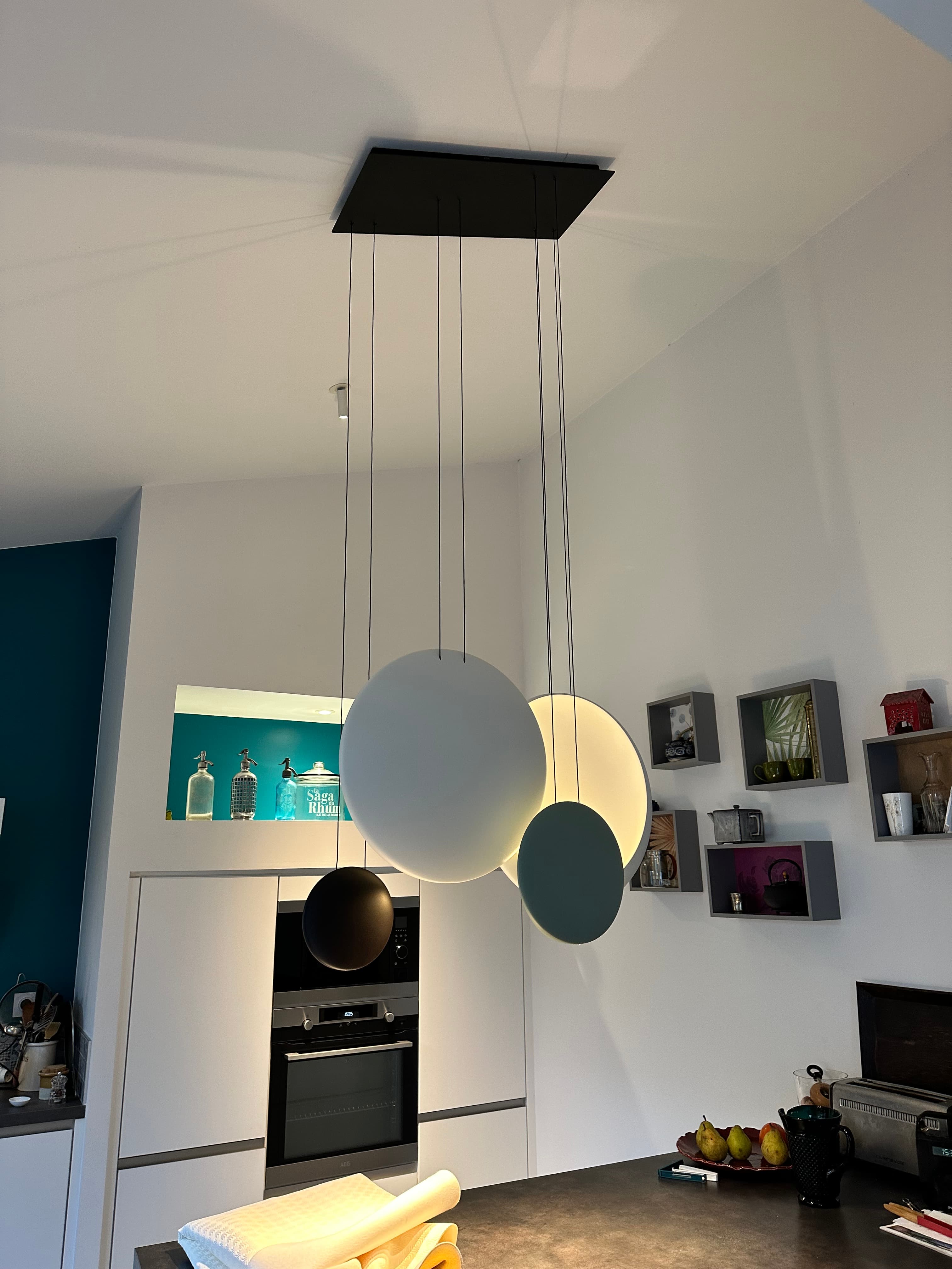 Suspensions lumineuses dans une cuisine