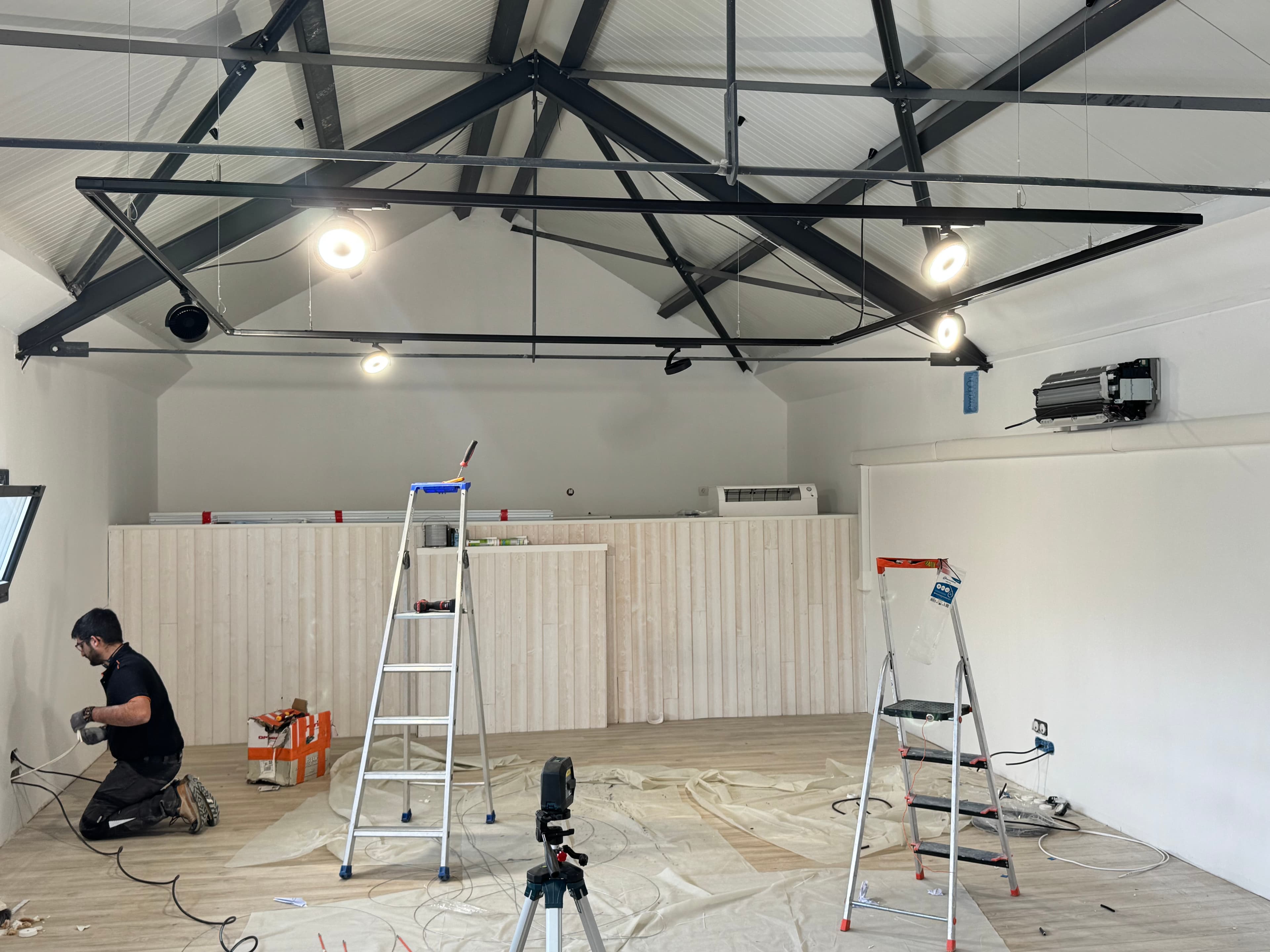 Éclairage en cours de pose dans un intérieur
