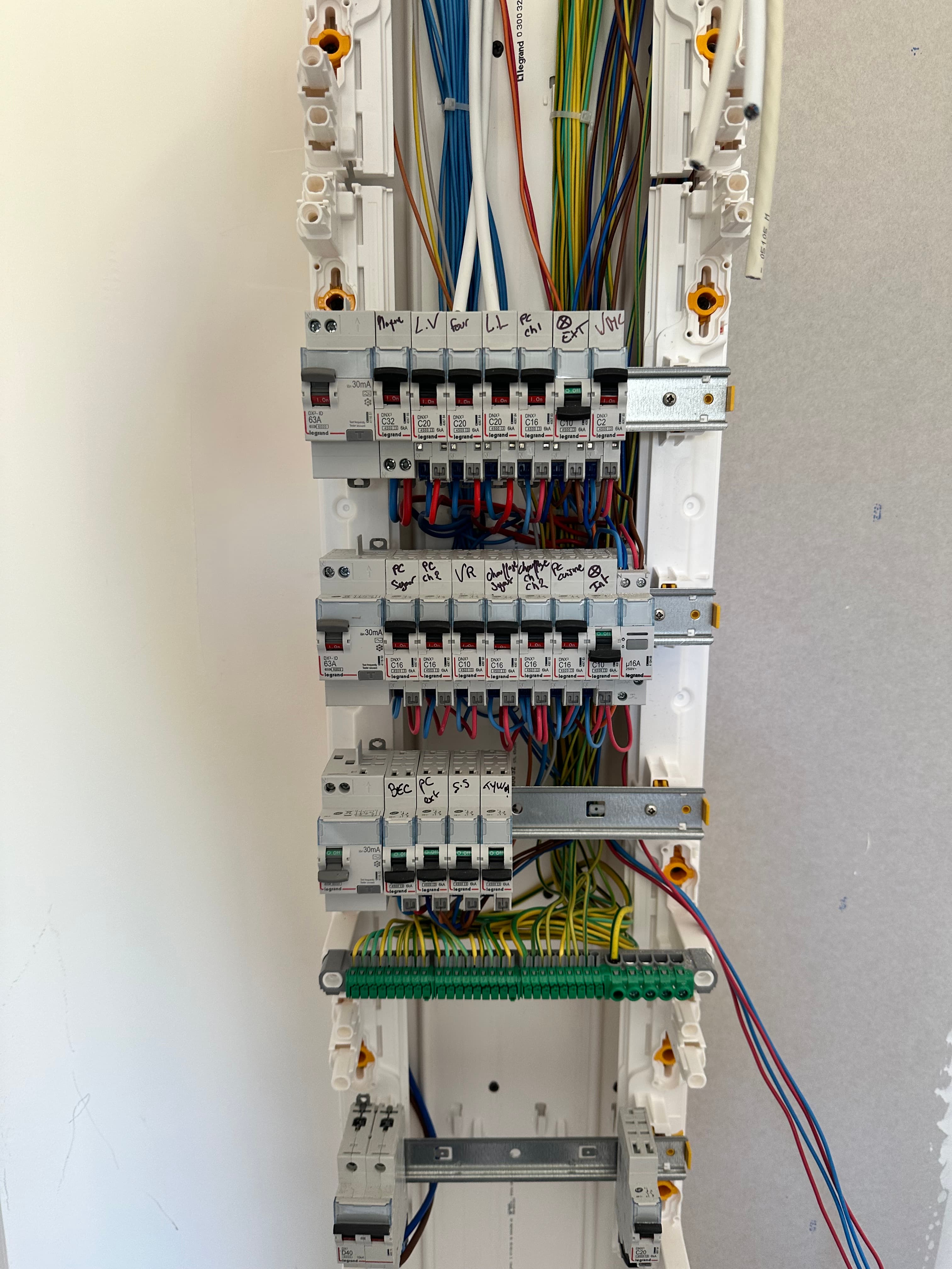 Tableau électrique en cours de câblage