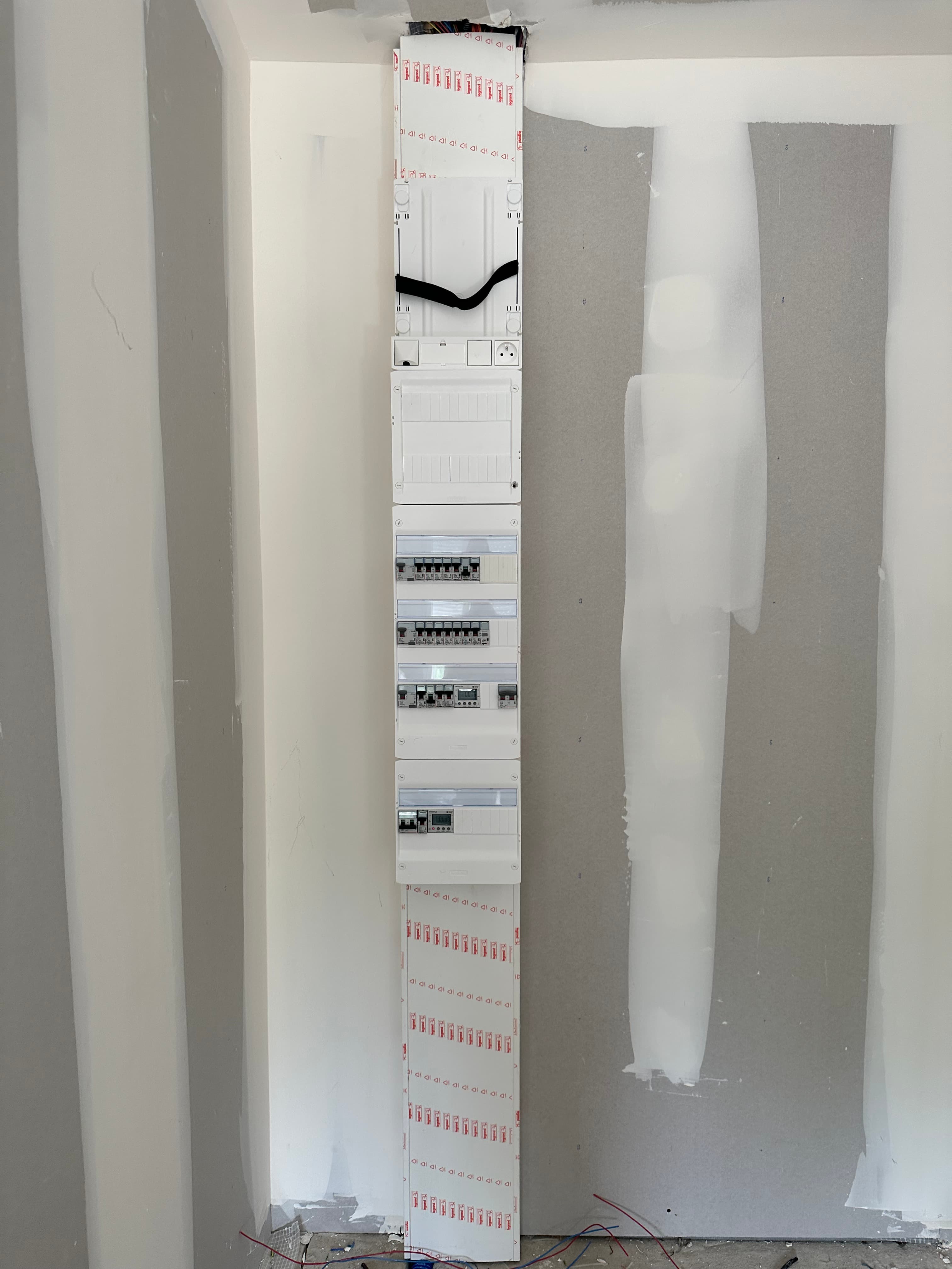 Tableau électrique installé dans une cloison en finition